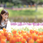 【ポートレート撮影】チューリップ畑に咲く、もうひとつの花