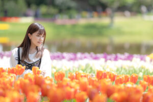 【ポートレート撮影】チューリップ畑に咲く、もうひとつの花