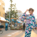 夕暮れの街に映える、浴衣姿のヒロイン