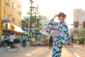 夕暮れの街に映える、浴衣姿のヒロイン