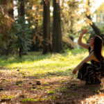 柔らかな光が降りそそぐ森で